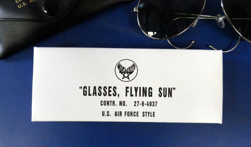 PILOT'S FLYING SUNGLASSES W/CARRYING CASE gallery
