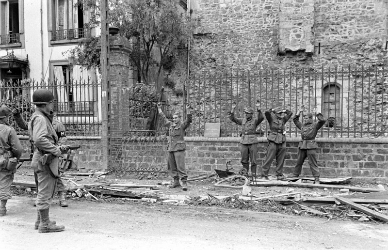 WW2 WWII Photo World War Two / US Army Soldiers in Action Normandy July 1944