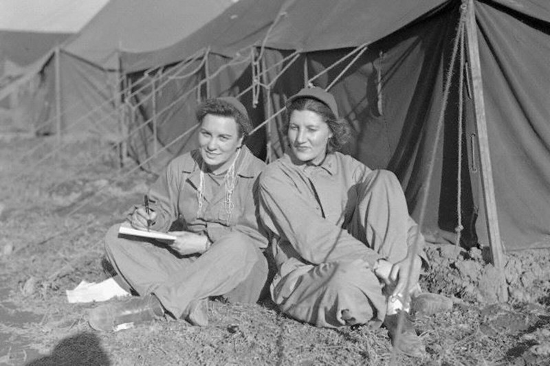 women in a tent city WW2 Photo Glossy 4*6 in B031