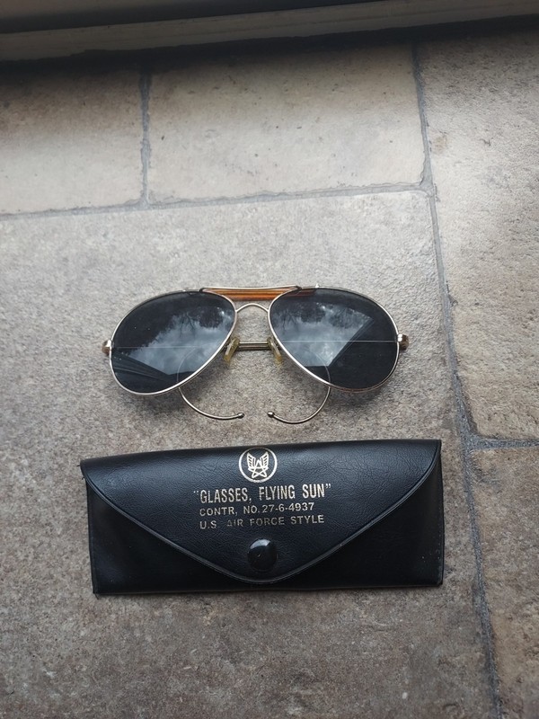 PILOT’S FLYING SUNGLASSES W/CARRYING CASE