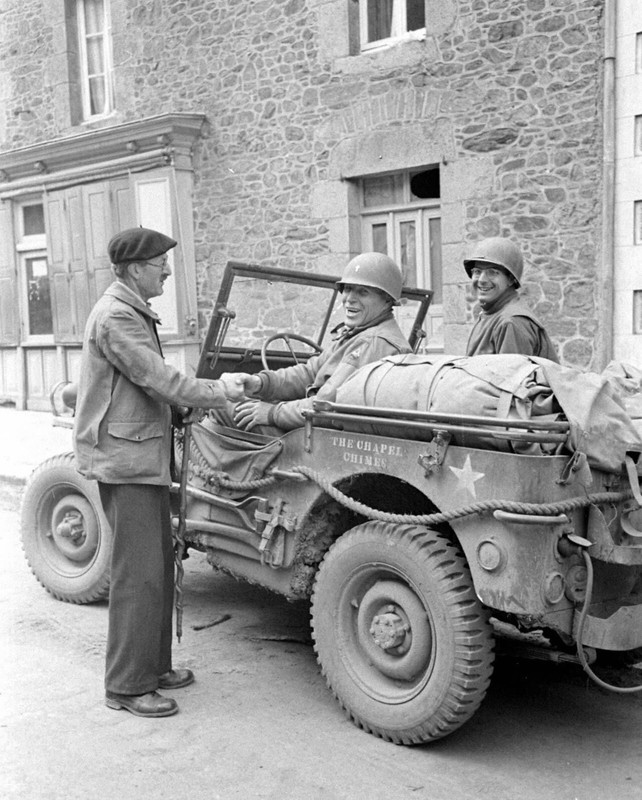 World War Two Photo WWII / Fighting in Normandy France July 1944 D-Day US Army