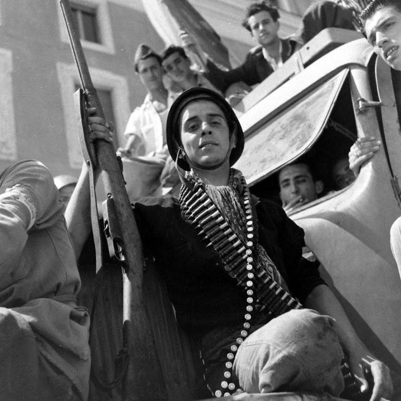 WW2 Photo WWII Italian Partisan with Rifle Rome Italy 1944 World War Two / 1421