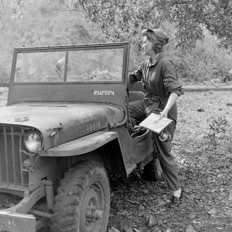 WW2 WWII Photo World War Two / US Army Flight Nurses New Caledonia 1943 Jeep