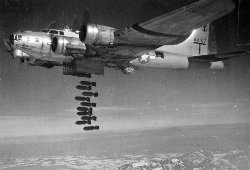 WWII B&W Photo Boeing B-17 Bombs Away World War Two Army Air Corps WW2 / 5162