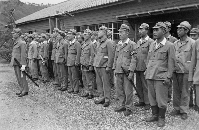 WW2 WWII Photo World War Two /Japanese Personnel Surrender at Honshu 1945 Swords