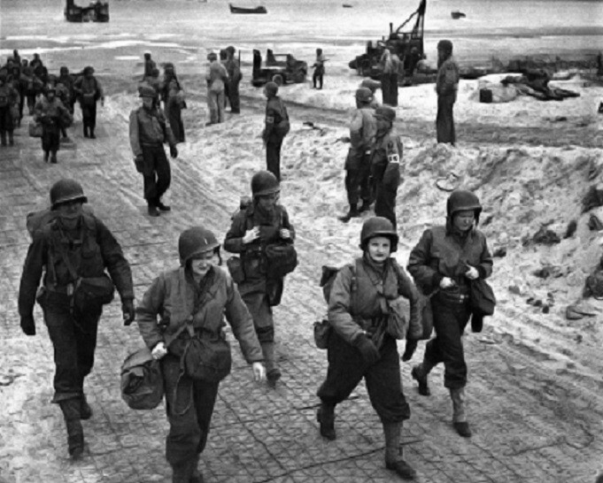 American Nurses arriving to Normandy after D-Day Invasion 8×10 WWII Photo 141a