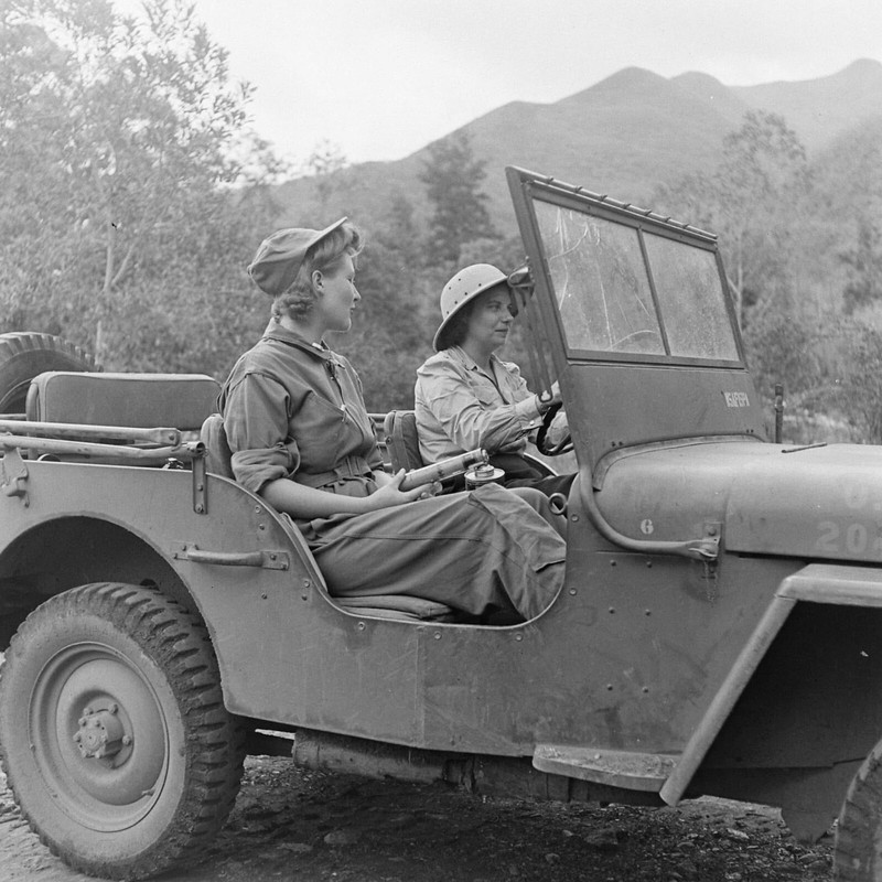 WW2 WWII Photo World War Two / US Army Flight Nurses New Caledonia 1943 Jeep