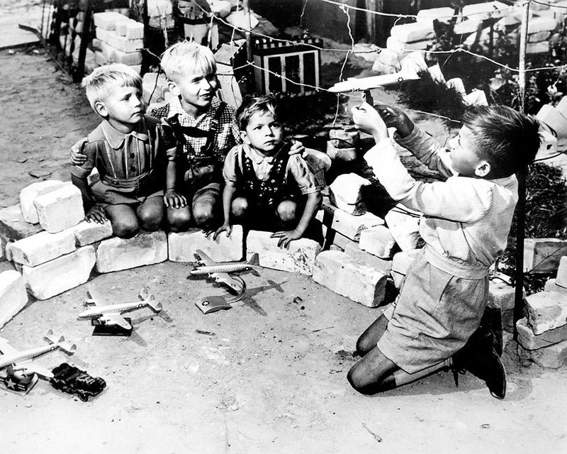 BERLIN AIRLIFT GERMAN KIDS W/ MODEL PLANES 8x10 GLOSSY PHOTO PRINT