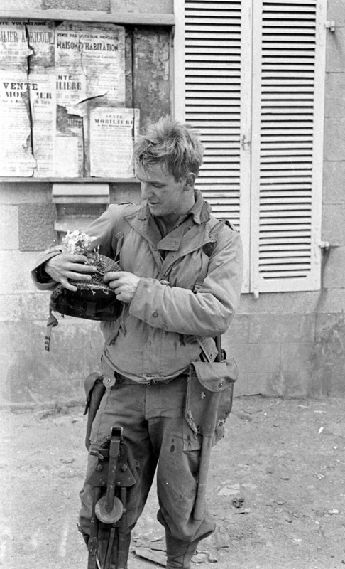 World War Two Photo WWII / Fighting in Normandy France July 1944 D-Day US Army