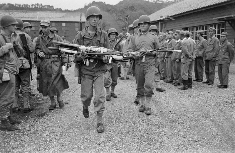 WW2 WWII Photo World War Two /Japanese Personnel Surrender at Honshu 1945 Swords