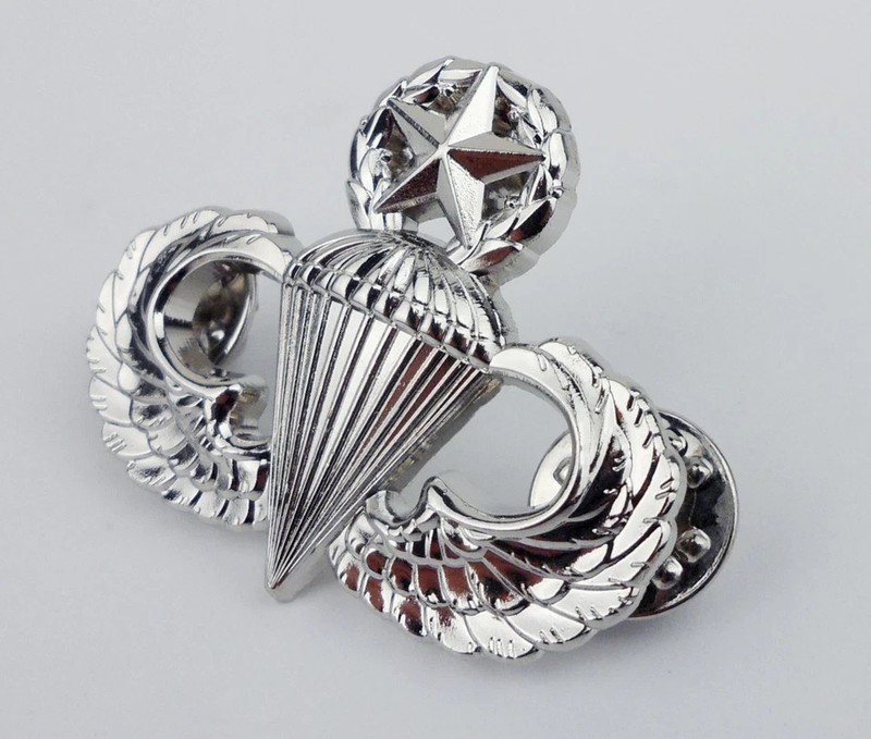 US ARMY JUMP WINGS PIN / U.S. AIR FORCE MASTER PARACHUTIST BADGE PIN gallery