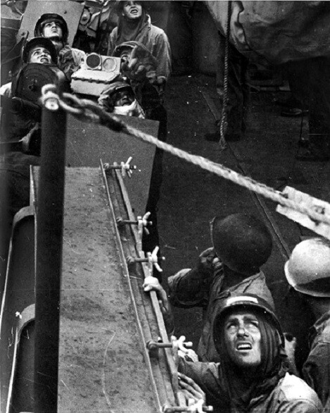 “Friend or Foe?” Anti-Aircraft Crew of a U.S. Navy Cruiser 8×10 WWII Photo 969