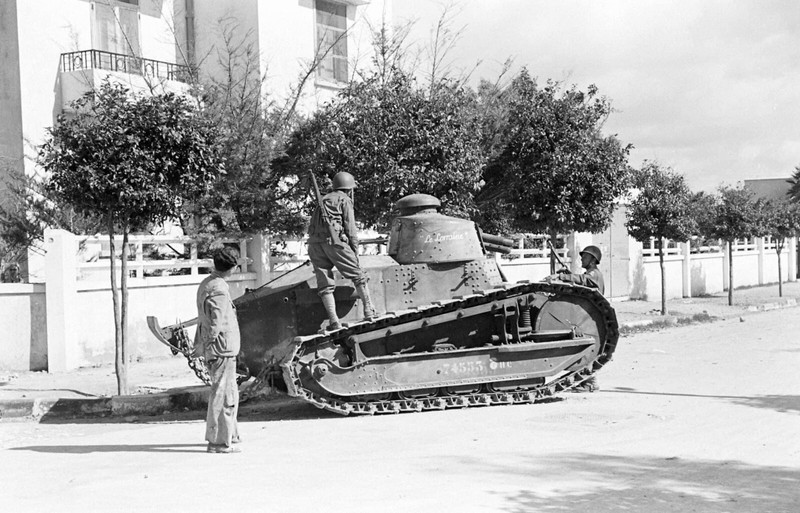 WW2 WWII Photo World War Two / Captured German Renault FT-17 Tanks N Africa 1942