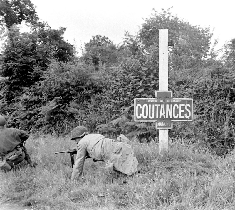 World War Two Photo WWII / Fighting in Normandy France July 1944 D-Day US Army