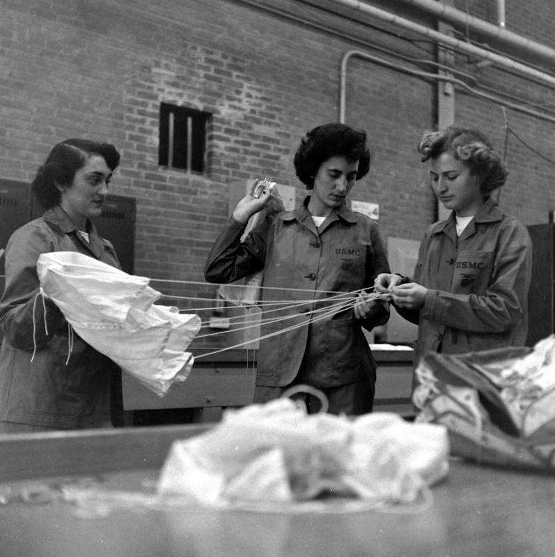 WW2 Photo WWII Female US Marines Parachute Work MCWR 1944 USMC World War / 1469