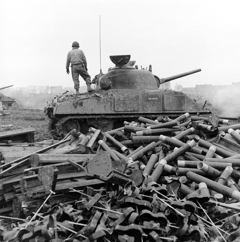WW2 WWII Photo World War Two / US Army 3rd Armored M4 Sherman Tanks Germany 3322