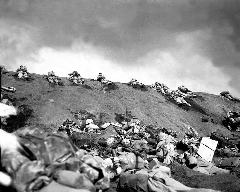 MARINES ON SLOPE OF RED BEACH IN IWO JIMA WWII 8x10 GLOSSY PHOTO PRINT