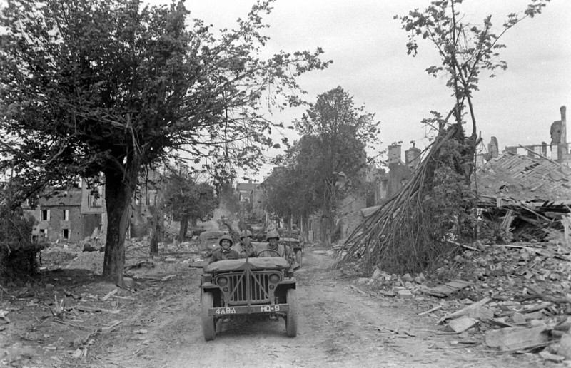 World War Two Photo WWII / Fighting in Normandy France July 1944 D-Day US Army