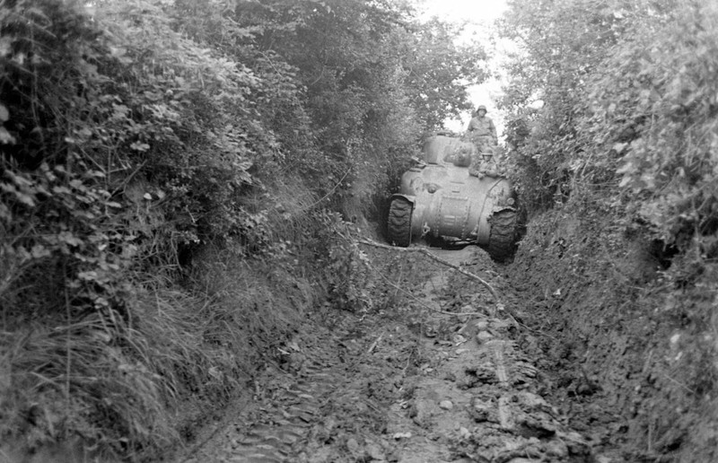 WW2 WWII Photo World War Two / US Army M4 Sherman Tanks Italy May 1944 760th TB