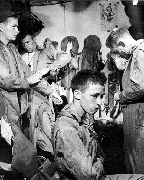 U.S. Navy Air crewmen prepare for another strike WWII 8×10 Photo 378a