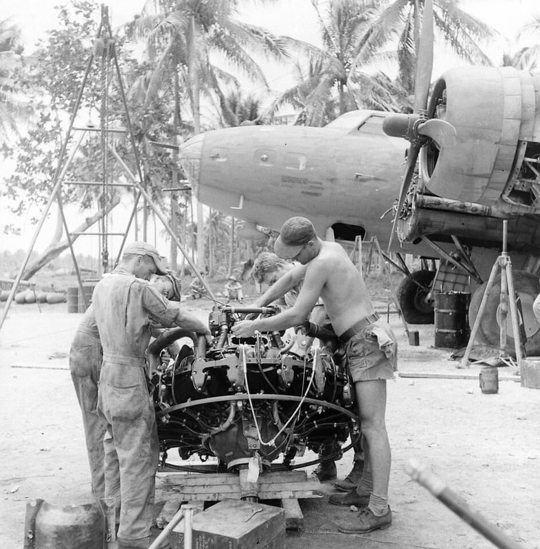 WW2 WWII Photo World War Two / USAAF B-17 Bomber Maintenance Pacific 1942