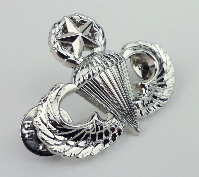 US ARMY JUMP WINGS PIN / U.S. AIR FORCE MASTER PARACHUTIST BADGE PIN gallery