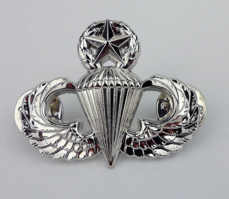 US ARMY JUMP WINGS PIN / U.S. AIR FORCE MASTER PARACHUTIST BADGE PIN