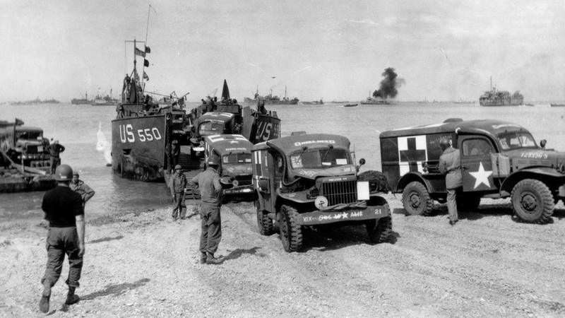 WW2 WWII Photo US Army Ambulances Land at Normandy D-Day World War Two 3186