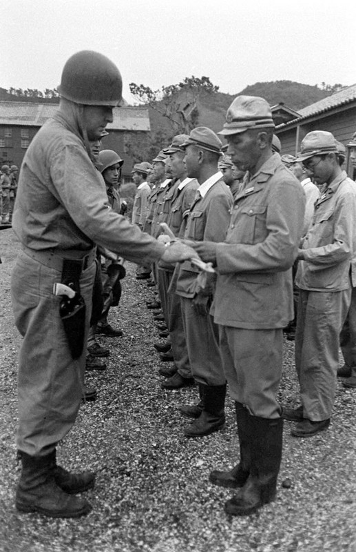 WW2 WWII Photo World War Two /Japanese Personnel Surrender at Honshu 1945 Swords