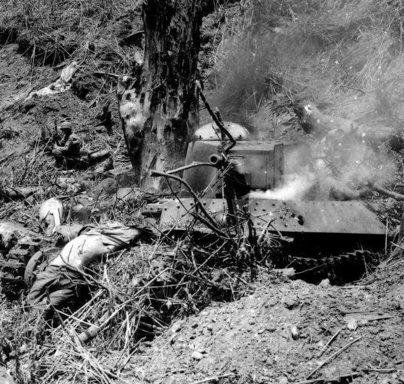 WW2 Photo WWII US Soldier & Destroyed Japanese Tank PTO World War Two / 1560