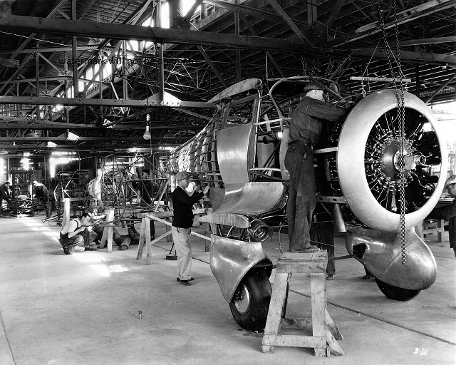 Beech Aircraft Plant YC-43 assembly line 8"x 10" World War II Photo Picture #181