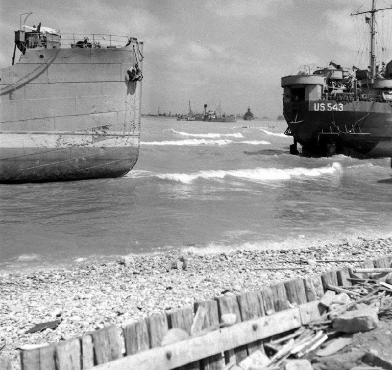 WW2 Photo WWII Omaha Beach June 1944 D-Day Normandy France World War Two / 1595