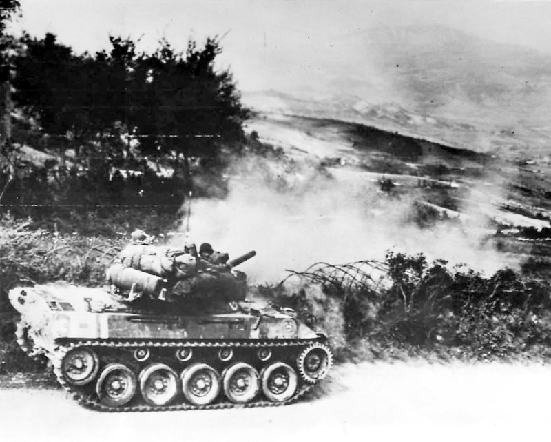 M18 Hellcat in action in Firenzuola Italy World War II WWII WW2 8×10 Photo 947c