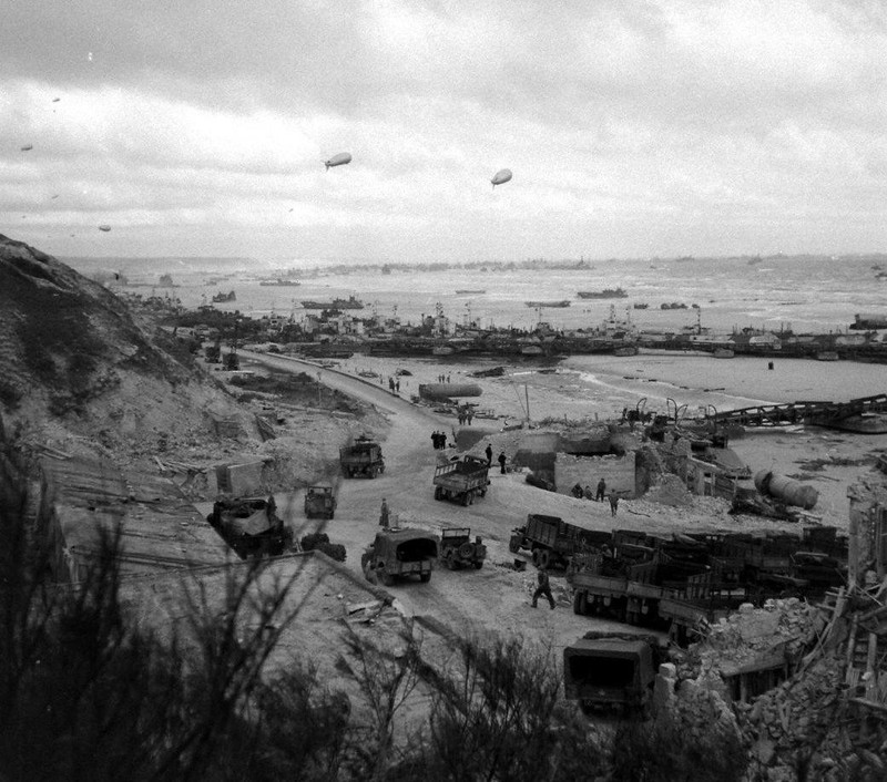WW2 Photo WWII Omaha Beach June 1944 D-Day Normandy France World War Two / 1596