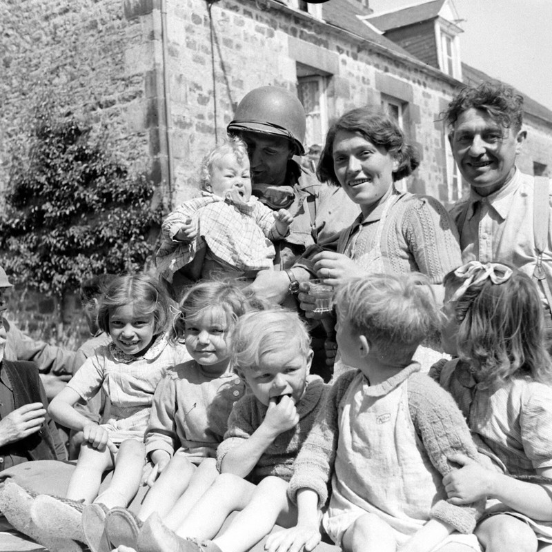 WW2 WWII Photo World War Two US Troops Scenes from Avranches Normandy July 1944