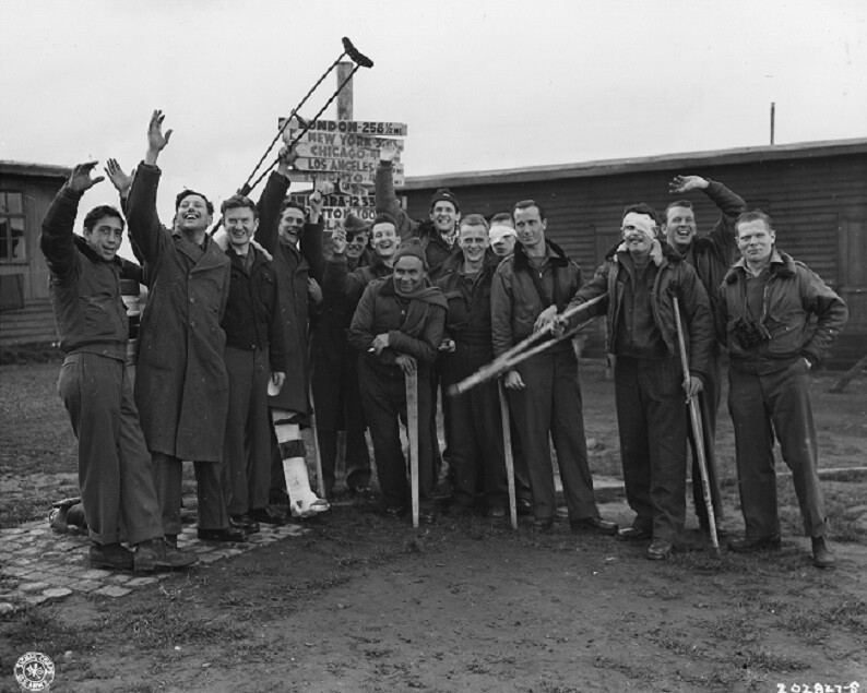 Freed Allied POW soldiers pose under sign 8x10 Photo WWII WW2 860