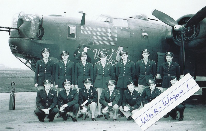 USA WW II Photo – B – 24 Bomber With Crew