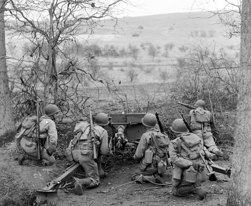 WW2 WWII Photo World War Two / US Army Soldiers 37mm Anti-Tank Gun 1942