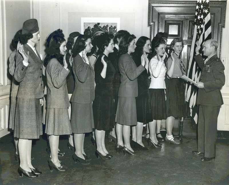 WW2 Photo WWII Female Marines Sworn In NYC 1943 USMC MCWR World War Two / 1671