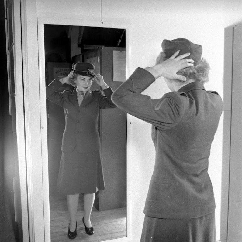 WW2 Photo WWII Female US Marine Squares Away Headgear MCWR 1944 USMC / 1482