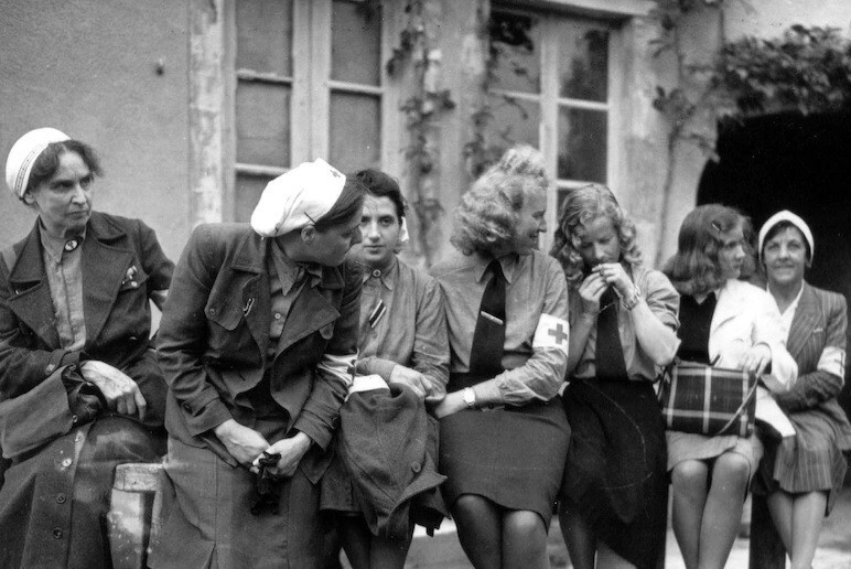 WW II - Usa Photo -- Captured German Nurses