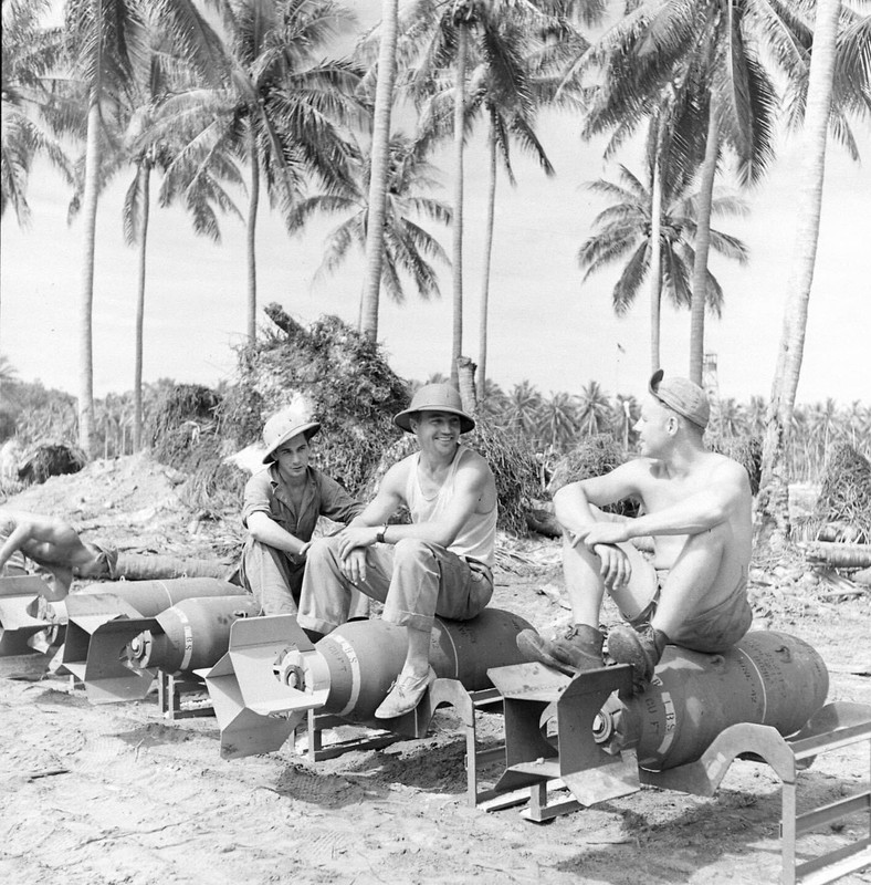 WW2 WWII Photo World War Two / USAAF B-17 Bomber Maintenance Pacific 1942