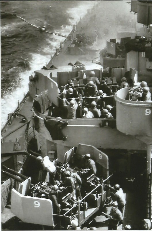 Usa WW II Photo --- Battleship Missouri Firing At Japanese Kamikaze Plane