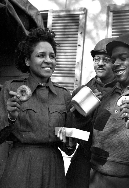 WW II – Usa Photo — – Red Cross Donut Dollies