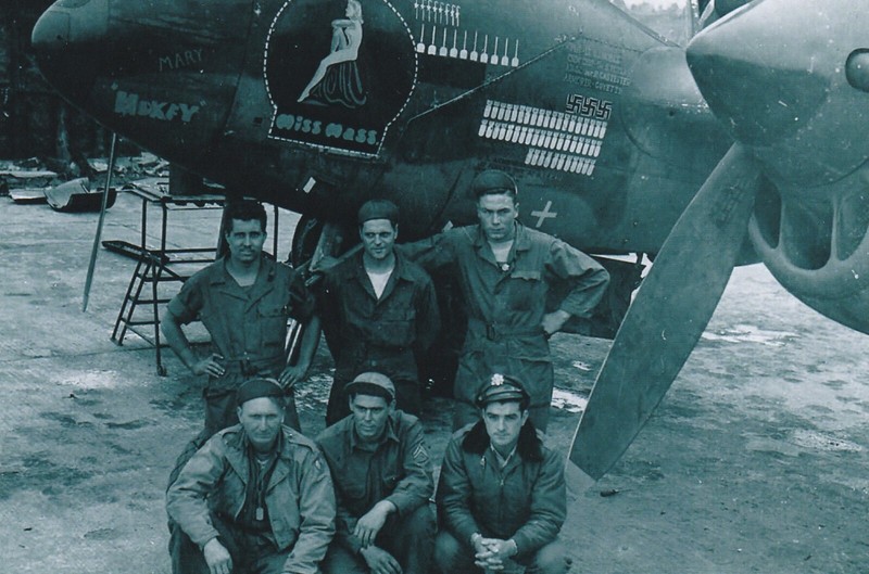 USA WW II Photo -- Pilot And His Ground Crew - P-38 Lighting