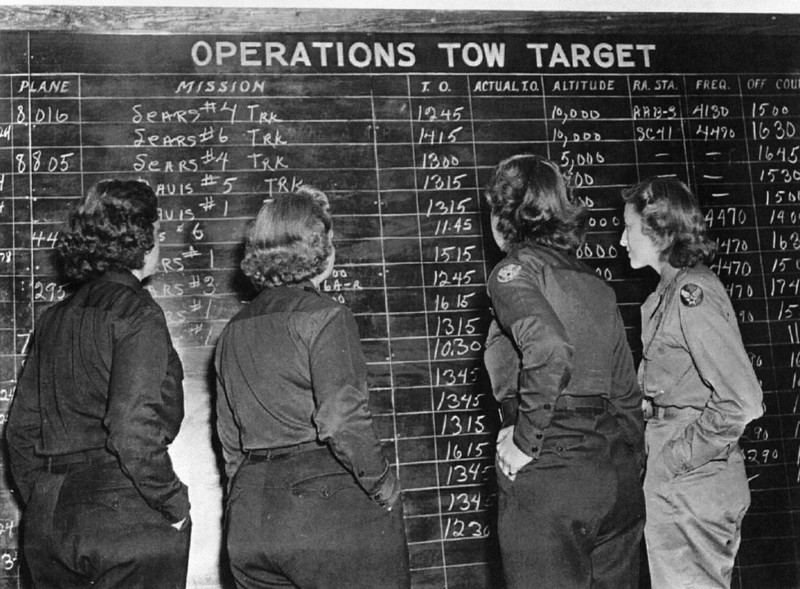 WW2 Photo WWII USAAF WASP Pilots Check Flight Schedule 1944 World War Two /1662