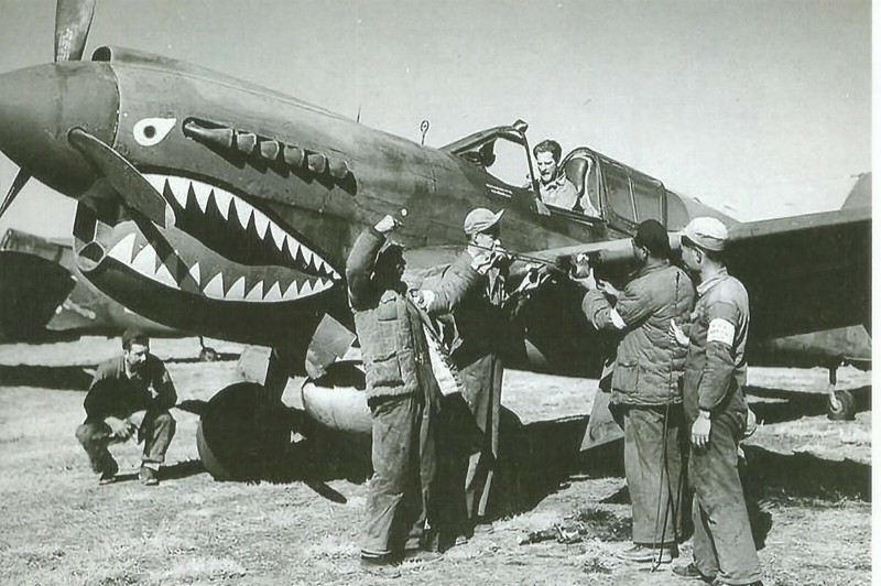 WW II Usa Photo — P-40 Warhawk – Flying Tigers