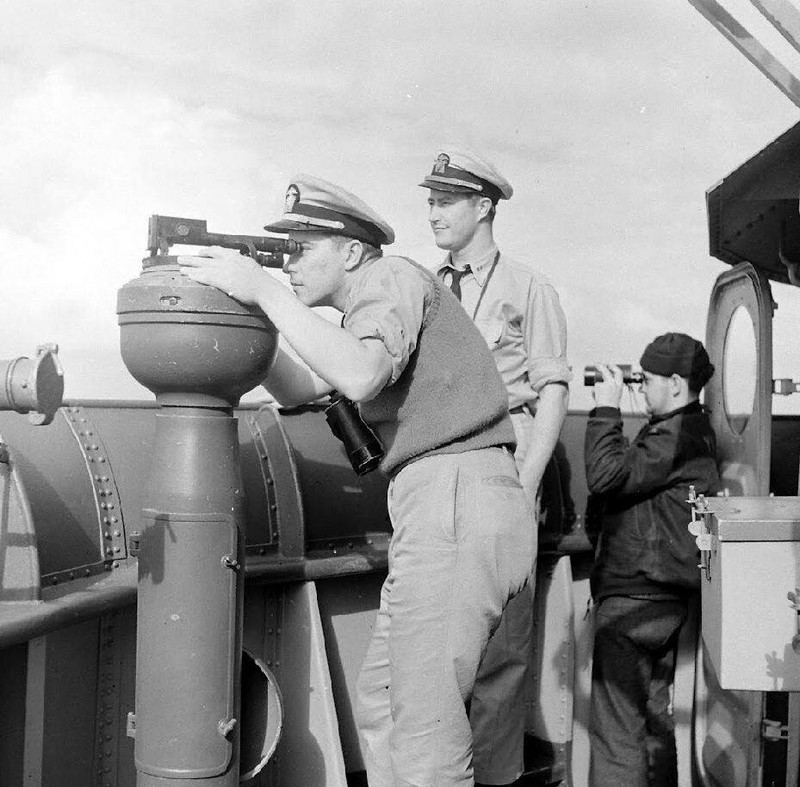 WW2 WWII Photo World War Two /US Navy Sailors in Action Destroyer Escort 7469