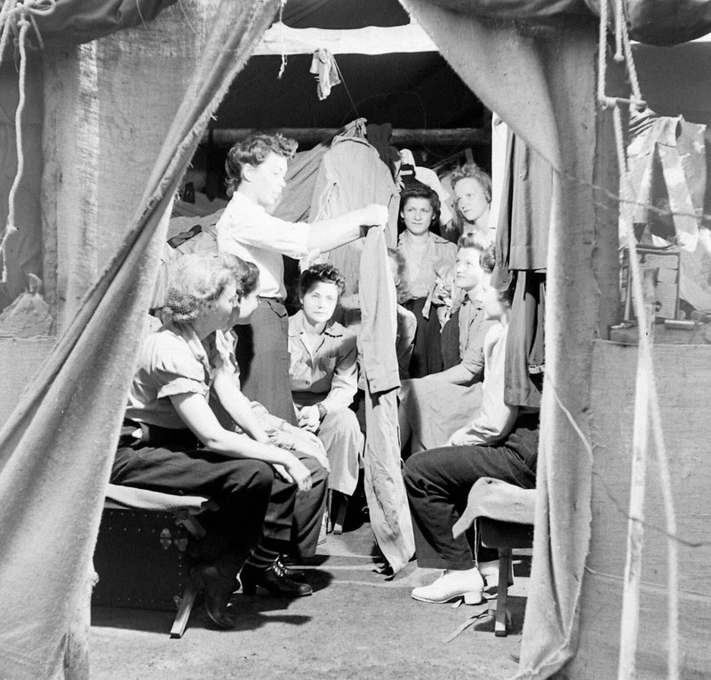 WW2 WWII Photo World War Two / US Army Flight Nurses New Caledonia 1943 Pacific