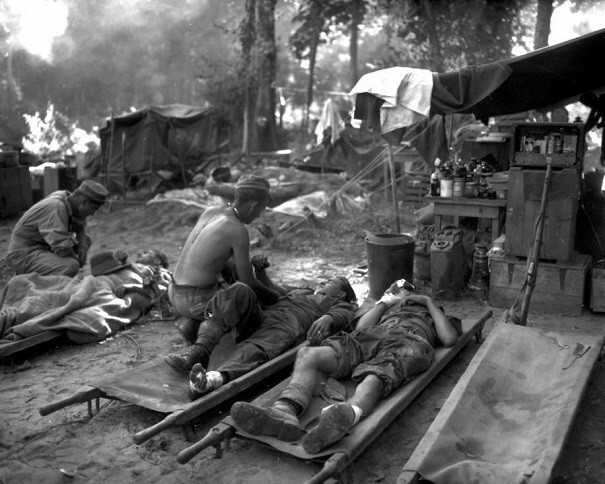 U.S. Medics treat wounded soldiers portable surgical unit 8×10 WWII Photo 879a